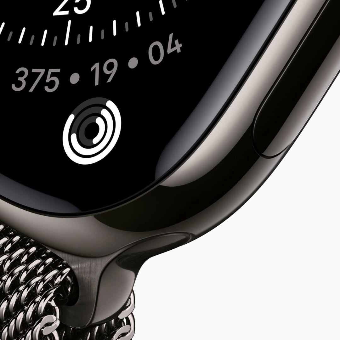 Primer plano macro del Apple Watch negro, resaltando el acabado pulido brillante, el cristal curvo de la pantalla y el detalle de la correa Milanese de acero.