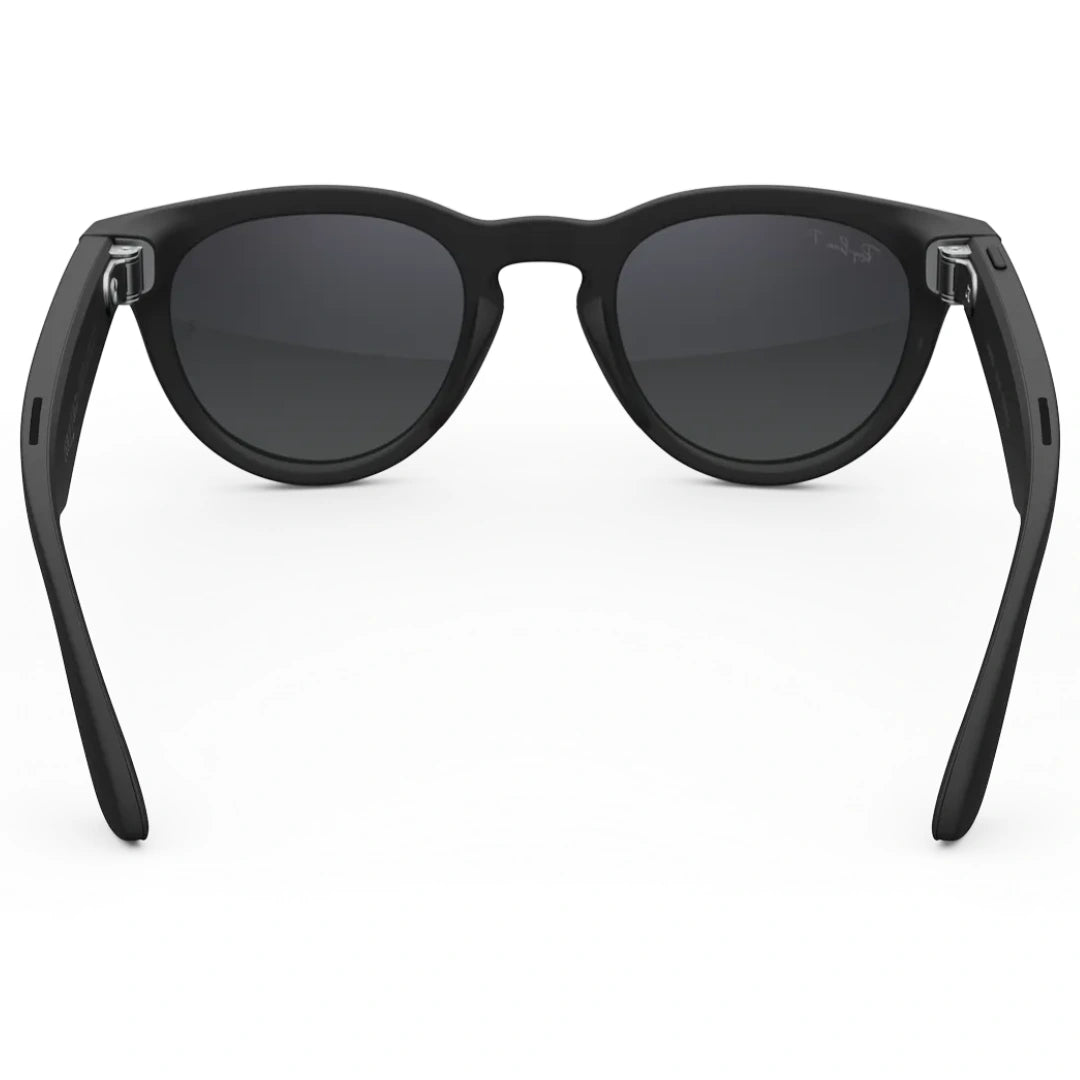 Vista trasera de gafas de sol inteligentes Ray-Ban negras con montura redondeada, mostrando el mecanismo de bisagra y las patillas abiertas.