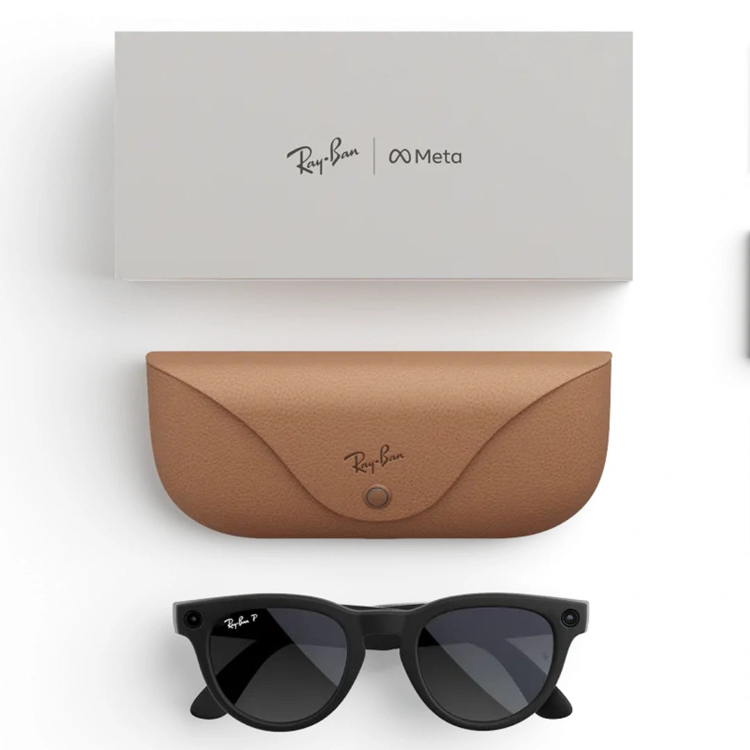 Gafas Ray-Ban Meta negras y estuche de carga de cuero marrón, con la caja de embalaje de Ray-Ban y Meta, vista desde arriba.