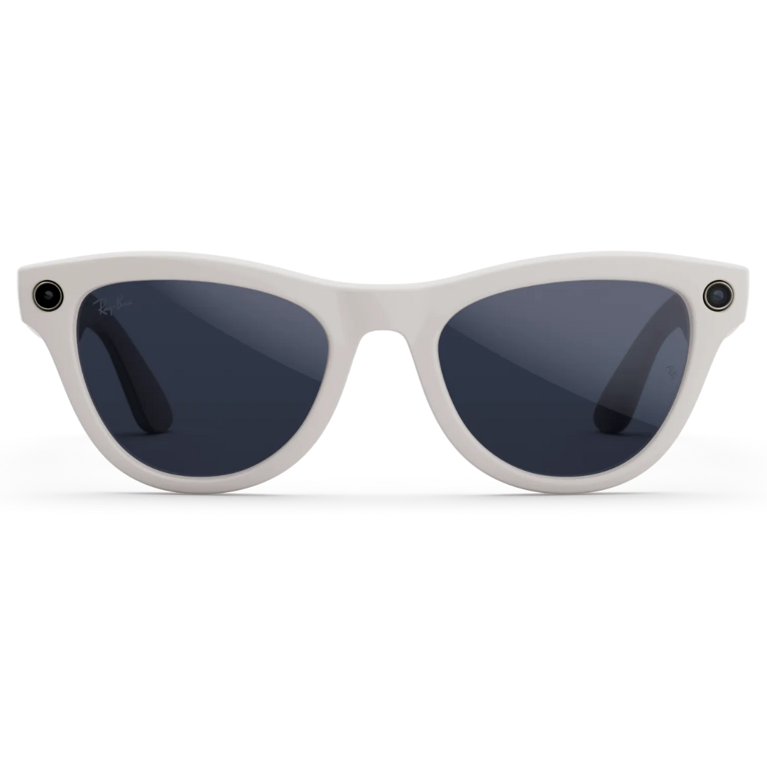 Gafas inteligentes Ray-Ban Meta Wayfarer grises de vista frontal. Montura blanca y lentes de sol polarizadas oscuras.