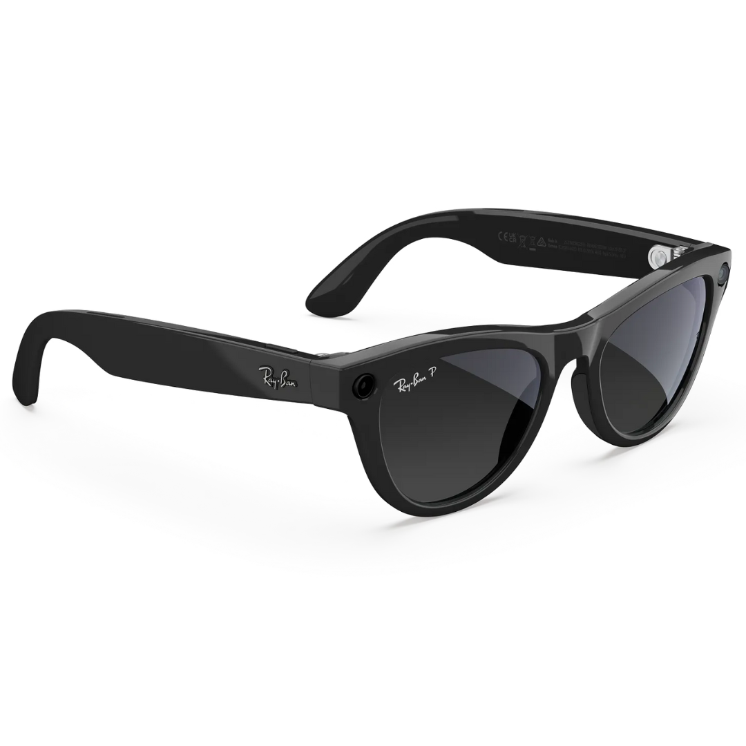 Gafas de sol inteligentes Ray-Ban Meta Wayfarer negras. Muestra las lentes oscuras polarizadas (Ray-Ban P), cámaras laterales y diseño.