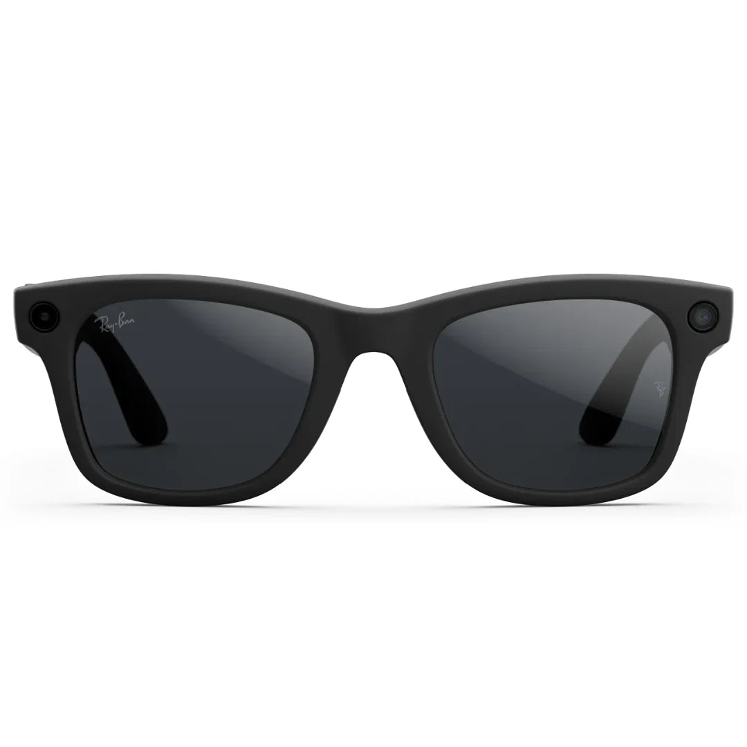 Primer plano frontal de las gafas de sol inteligentes Ray-Ban Meta Wayfarer (Gen 2) con montura negra mate y lentes oscuras polarizadas.