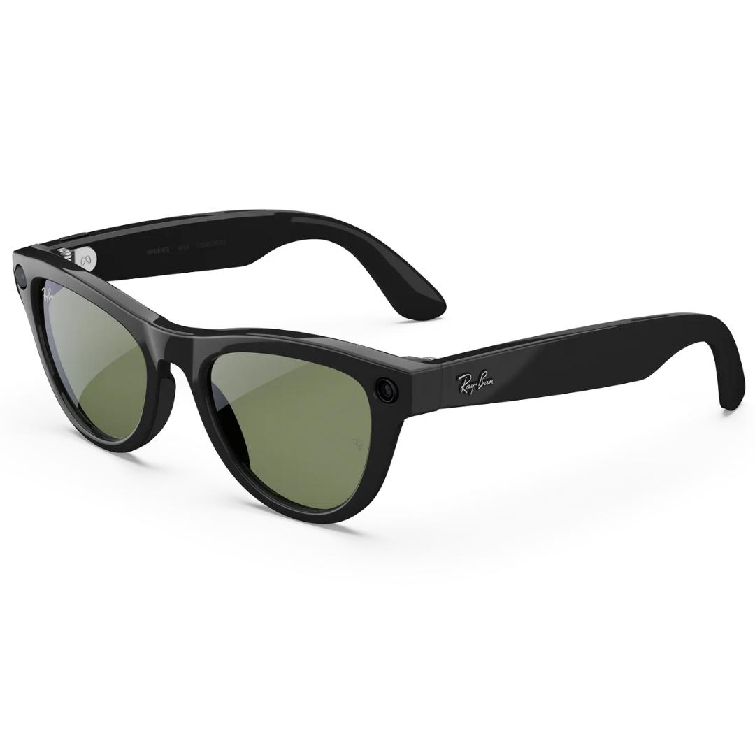 Gafas inteligentes Ray-Ban Wayfarer negras en perspectiva 3/4. Muestra la montura brillante y los lentes verdes.